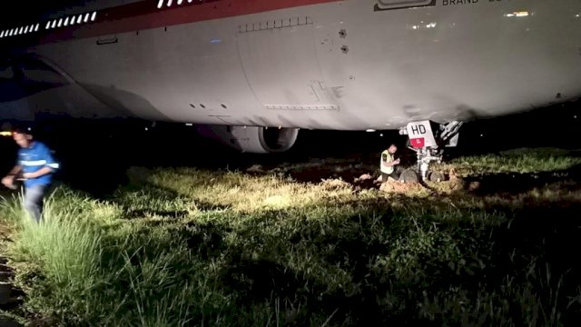 Pesawat Garuda GA613 rute Makassar- Jakarta keluar landasan saat hendak take off di Bandara Sultan Hasanuddin. (Ist)