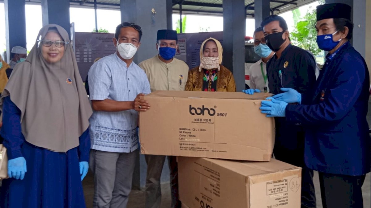 Arum Spink Wakili NasDem Sumbang Ratusan Baju Hazmat ke Tim Gugus Bulukumba