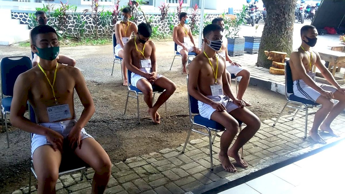 Calon Taruna dan Taruni AAL TA 2020 Jalani Rapid Test di Diskes Lantamal VI