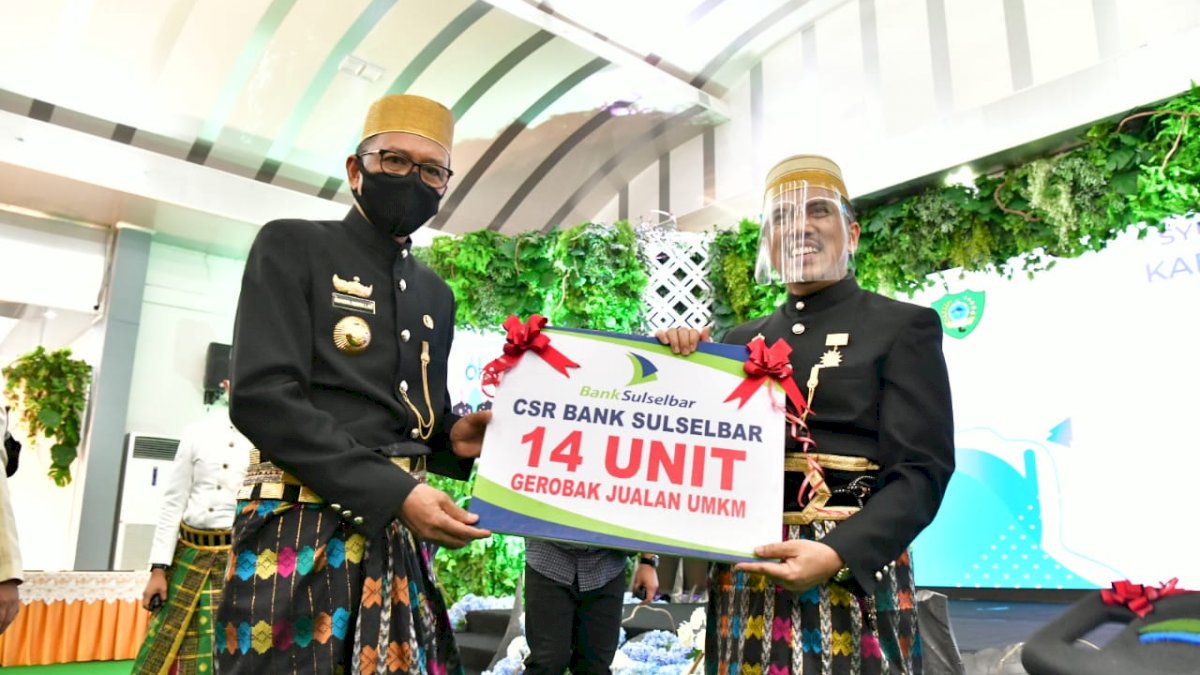 HUT ke-61 Maros, Gubernur Serahkan Bantuan Keuangan Daerah Rp25 Miliar