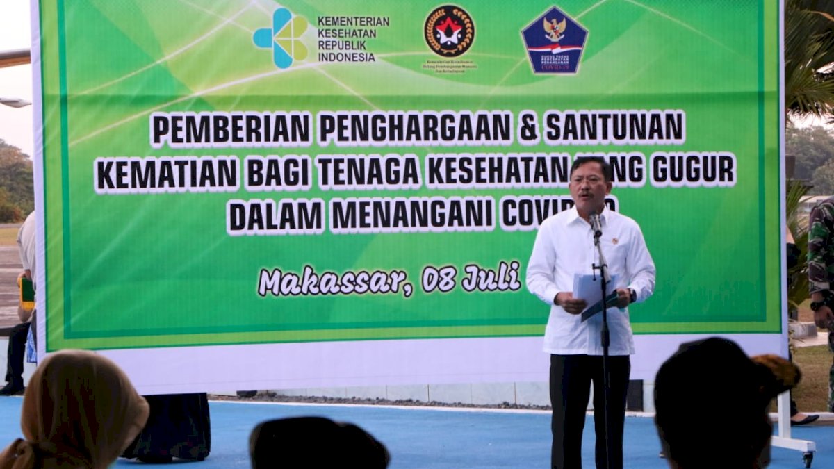 Menkes Beri Santunan Keluarga Nakes yang Gugur dalam Tugas Covid-19