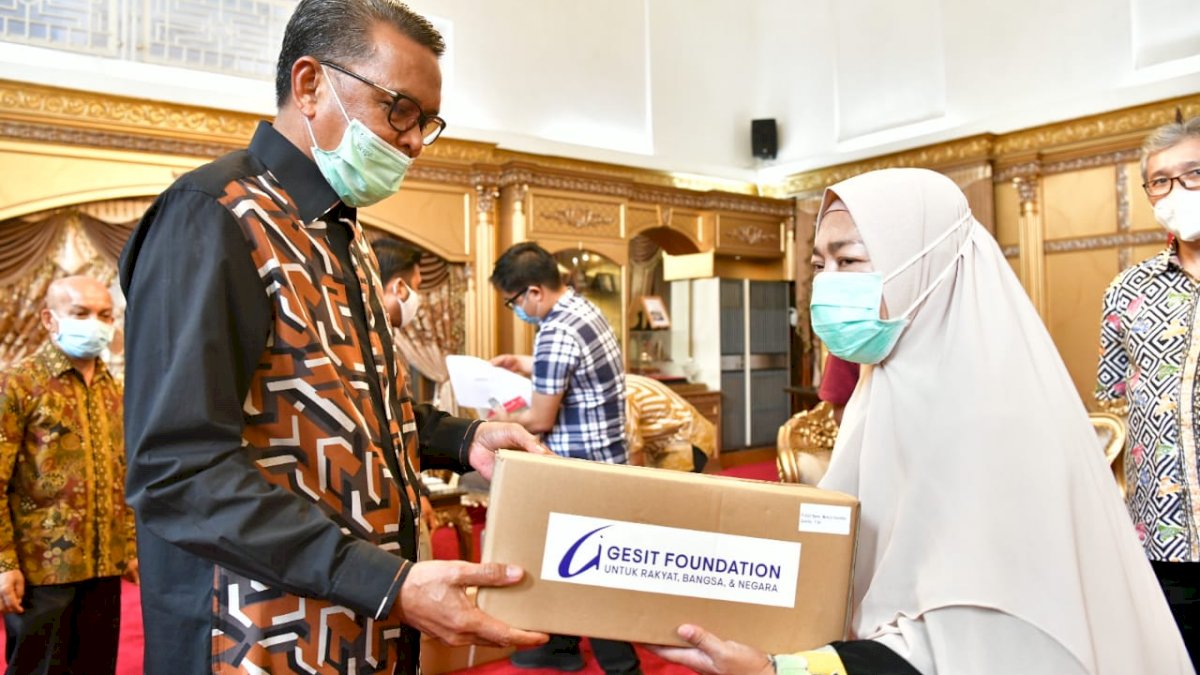 Nurdin Abdullah Salurkan Bantuan Lima Ventilator ke Rumah Sakit Swasta dan Pemerintah