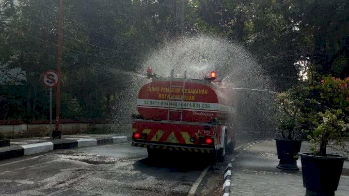 Cegah Penularan Virus, Unhas Lakukan Penyemprotan Disinfektan di Lingkungan Kampus