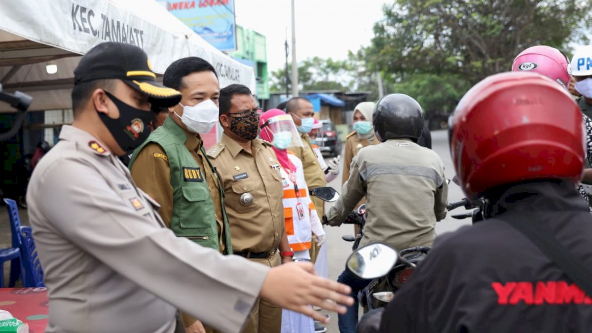 Rudy Pantau Posko Perbatasan di Hari Pertama Penerapan Perwali 36