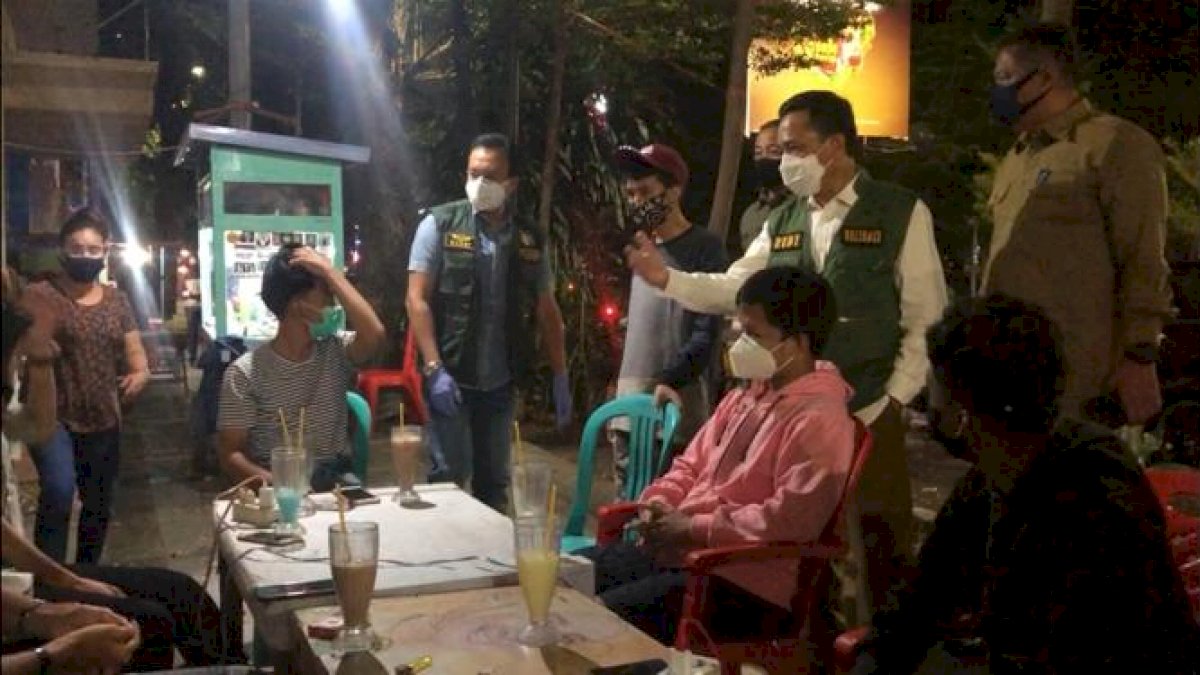 Rudy Djamaluddin Ingatkan Pengunjung Kafe Tetap Pakai Masker dan Jaga Jarak