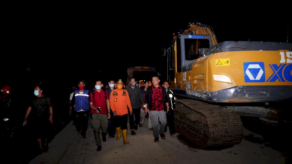 Wagub Sulsel Berjibaku Temui Korban Banjir di Lutra