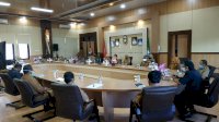 Taufan Pawe Saksikan Penerimaan Insentif Ketua RT Hingga Imam Masjid