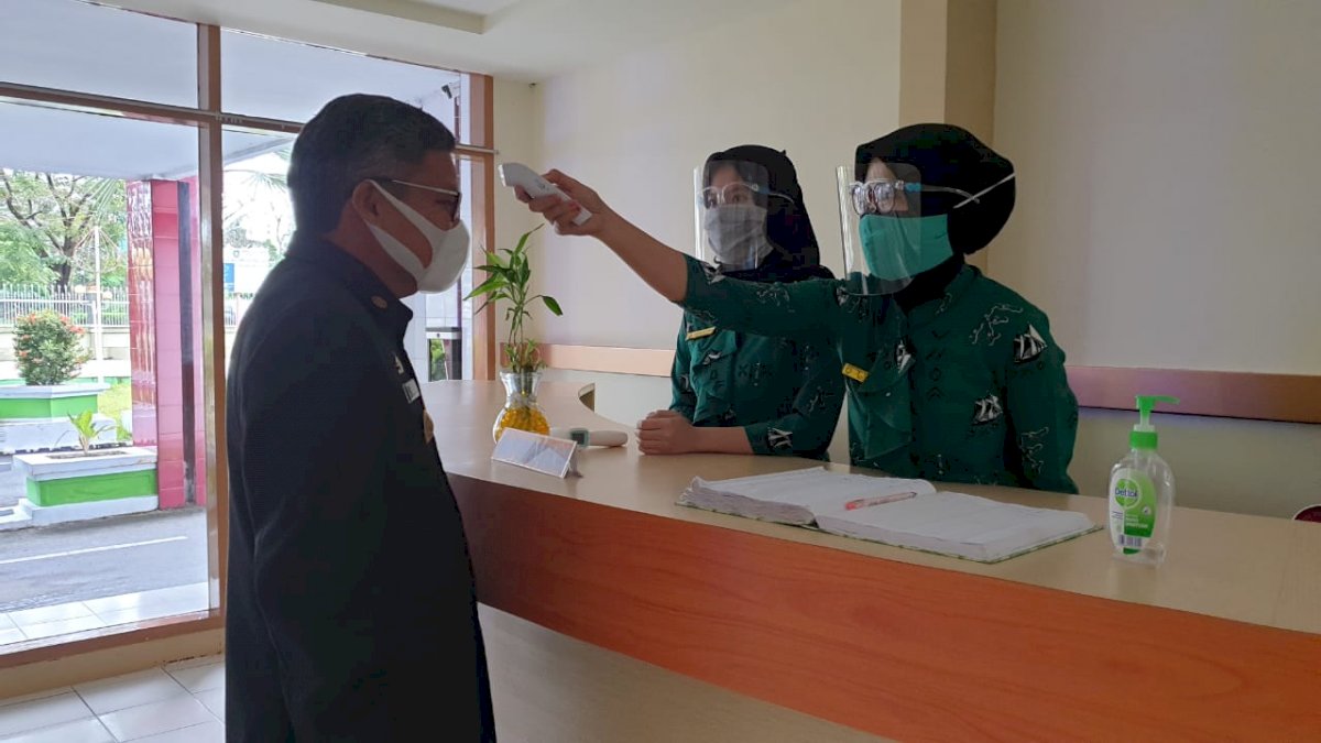 Tiba di Kantor Setdako, Taufan Pawe Langsung ke Front Office Cek Suhu Tubuh