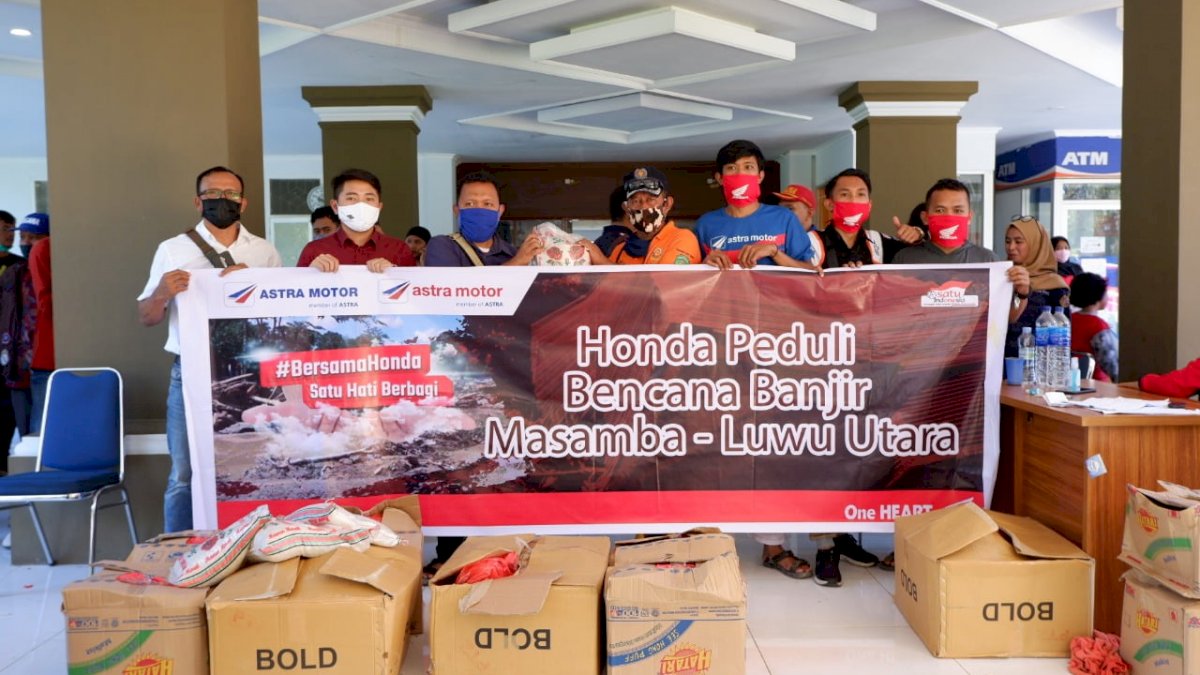 Astra Motor Makassar Salurkan 120 Paket Sembako kepada Korban Banjir Masamba