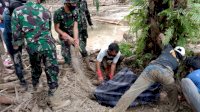 Yonif 721 Kirim 90 Personil Bantu Korban Banjir di Lutra