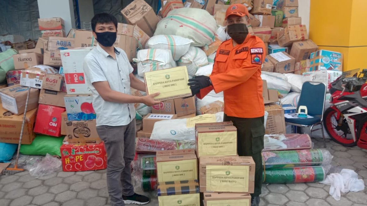 Peduli Kemanusiaan, Bappeda Parepare Kirim Bantuan untuk Korban Bencana Masamba