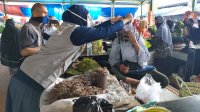 Tim Terpadu Pemkot Parepare Bagikan Face Shield di Pasar Sumpang