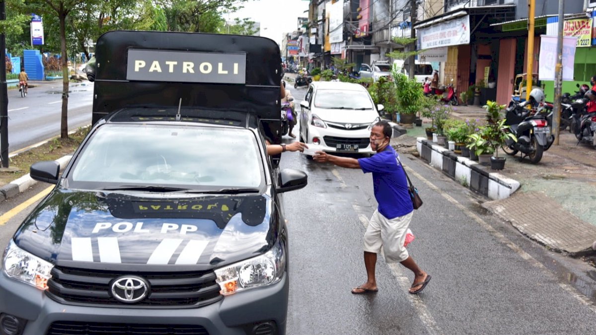 Lies Nurdin Turun ke Jalan Bagi-bagi Masker