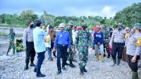 Tinjau Lokasi TMMD ke-108 di Jeneponto dan Bantaeng, Kasdam Hasanuddin Bagi-bagi Sembako