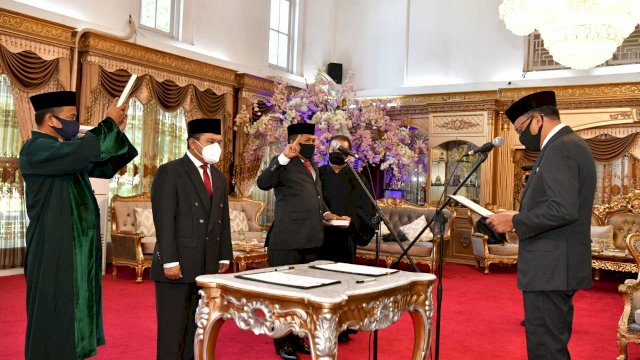 Gubernur lantik Amson Padolo sebagai Kadis Kominfo dan Jayadi Nas Kadis PTSP Sulsel. (ist)