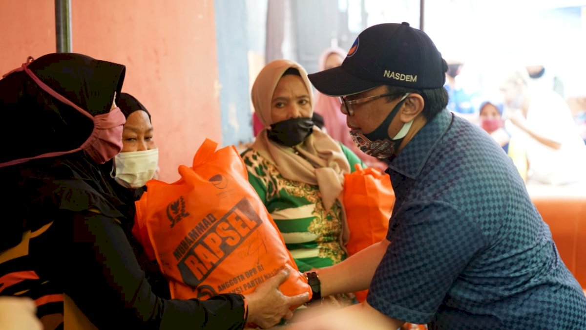Reses di Kecamatan Ujung Tanah Makassar, Rapsel Ali Bagikan Paket Sembako