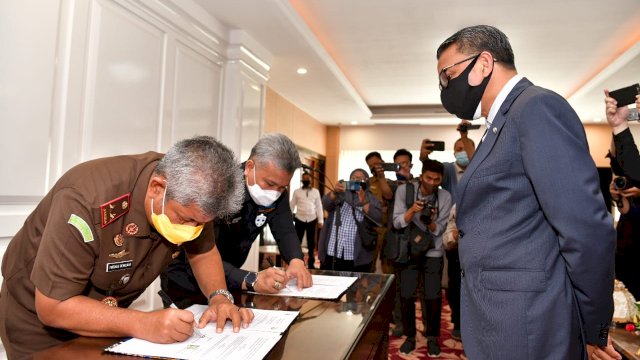 Penandatangan MoU antara Perseroda Sulsel dan Kejati. (ist)