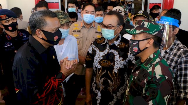 Gubernur Nurdin Abdullah memantau proses taksasi Stadion Mattonging jelang renovasi. (ist)