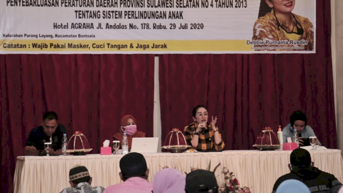 Debbie Rusdin Jelaskan Hak Anak Saat Sosper ke Warga di Ujung Tanah
