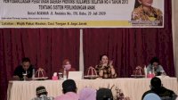 Debbie Rusdin Jelaskan Hak Anak Saat Sosper ke Warga di Ujung Tanah