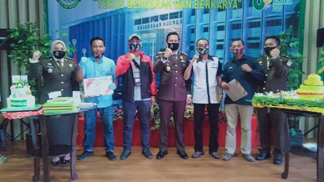 Kejari Jeneponto ganjar penghargaan empat jurnalis. (ist)