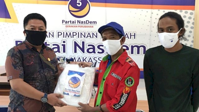 NasDem Makassar distribusikan APD ke RT/RW. (ist)