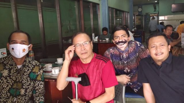 Ketua DRPD Kota Makassar kenakan masker berlogo Gerindra-NasDem saat ngopi di Warkop Phoenam, Boulevard. (ist)
