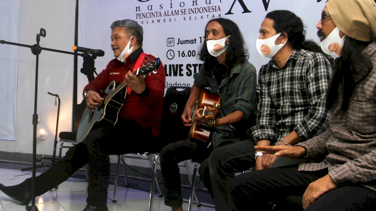 Usai Launching Logo Gladnas, Dirut Perseroda Unjuk Kebolehan Bermain Gitar dan Bernyanyi