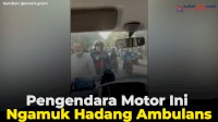 VIDEO: Pengendara Motor Ini Ngamuk Hadang Ambulans