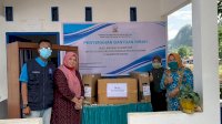 HUT Ke-61 Maros, Irfan AB Bagikan Komputer dan Buku di 10 Desa