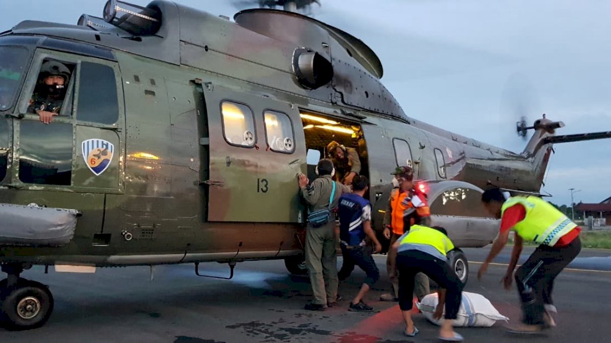 TNI AU Lanud Sultan Hasanuddin Dukung Penyaluran Bantuan Logistik ke Masamba