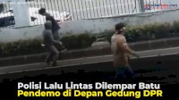 VIDEO: Polisi Lalu Lintas Dilempar Batu Pendemo di Depan Gedung DPR