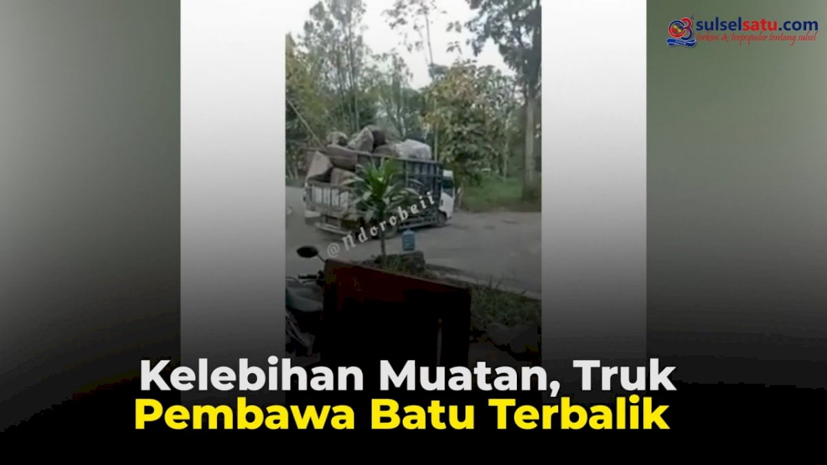 VIDEO: Kelebihan Muatan, Truk Pembawa Batu di Klaten Terbalik
