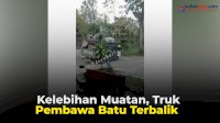 VIDEO: Kelebihan Muatan, Truk Pembawa Batu di Klaten Terbalik