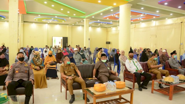 Penyerahan insentif guru mengaji dan imam desa se-Kabupaten Bone. (ist)