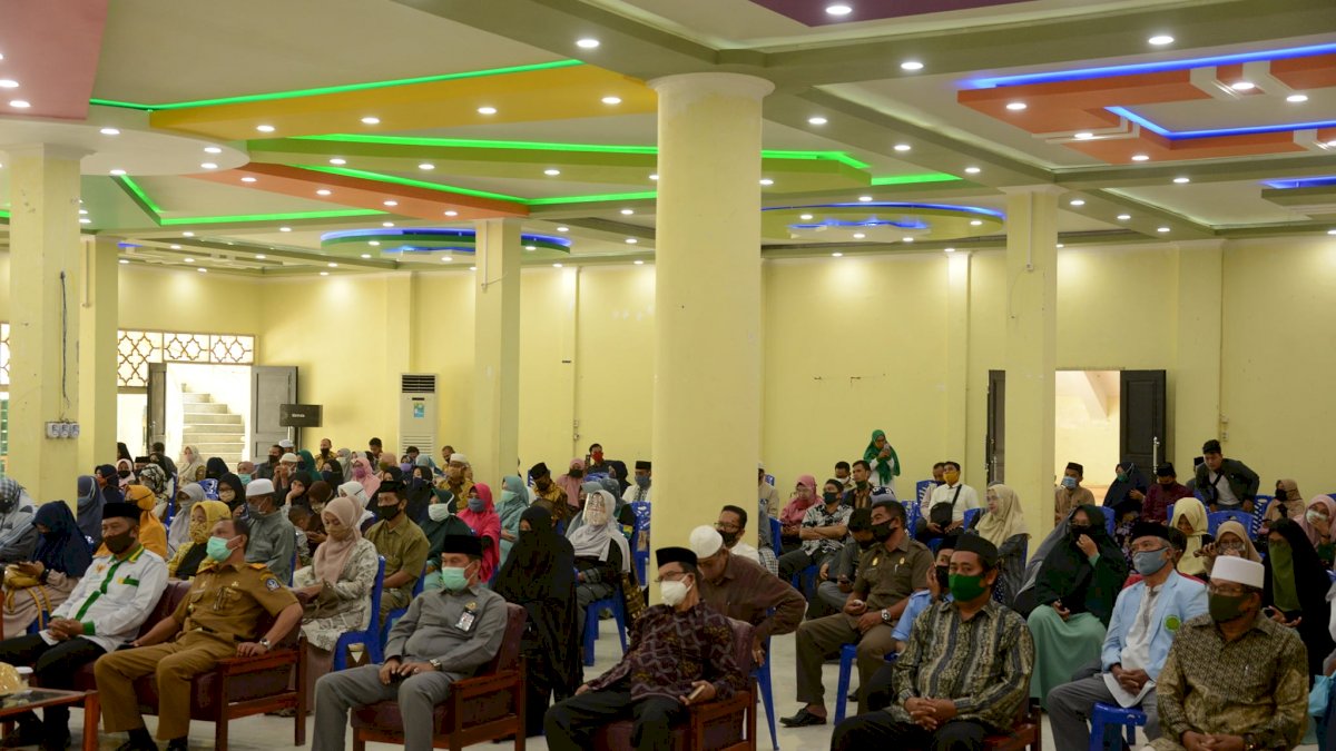 Fahsar Serahkan Insentif Guru Mengaji dan Imam Desa se-Kabupaten Bone