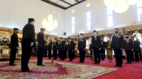 Nurdin Abdullah Serahkan Tanda Kehormatan Sayta Lencana ke PNS Lingkup Pemprov