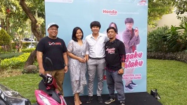 Pemain bersama sutradara dan produser pada Premiere web series Tetanggaku Idolaku dari Astra Motor Makassar di MaxOne Hotel Makassar. (Sulselsatu/Sri Wahyudi Astuti)