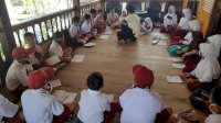 Terkendala Jaringan Internet, Siswa di Cenrana Maros Belajar di Rumah Kades