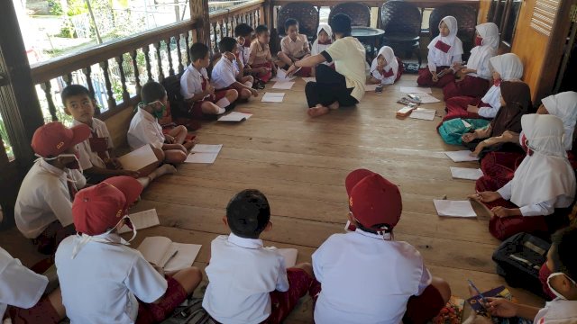 Siswa belajar di rumah kades karena sulitnya jaringan internet. (Sulselsatu/Indra Sadli Pratama)