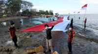 Peringati HUT RI, PP Maros Kibarkan Bendera 120 Meter di Pantai Kuri Caddi