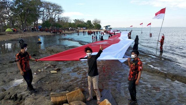 Peringati Hut Ri Pp Maros Kibarkan Bendera 1 Meter Di Pantai Kuri Caddi