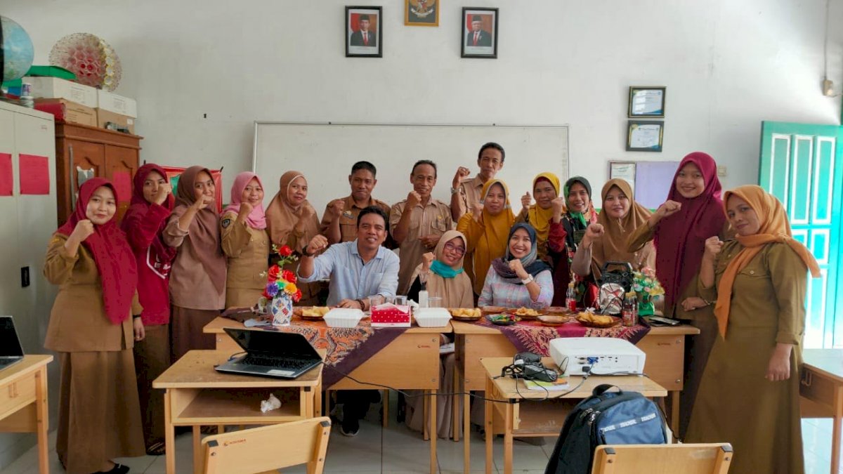 Guru SDN 166 Kanjitongang Maros Asah Ilmu Sastra Lewat Menulis Puisi