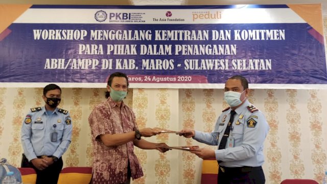 Penandatanganan MoU kerja sama PKBI dan LPKA Maros terkait pemenuhan kebutuhan anak yang menjalani pidana. (ist)
