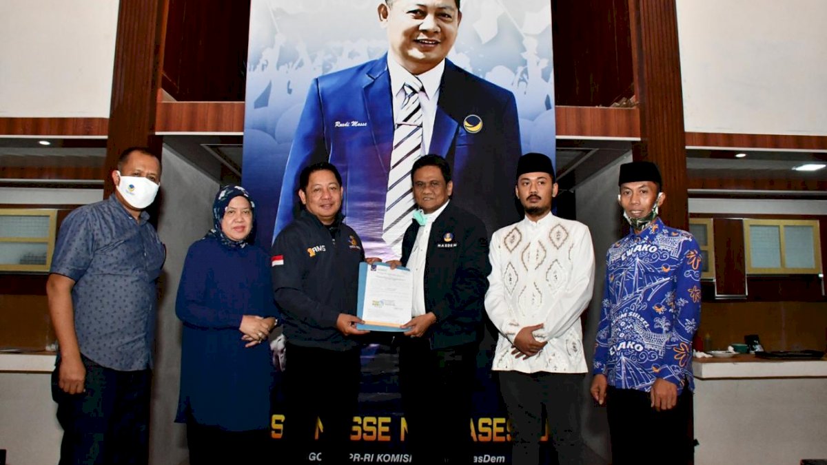 RMS Serahkan B1KWK untuk Duet Suardi-Ogi di Pilkada Barru