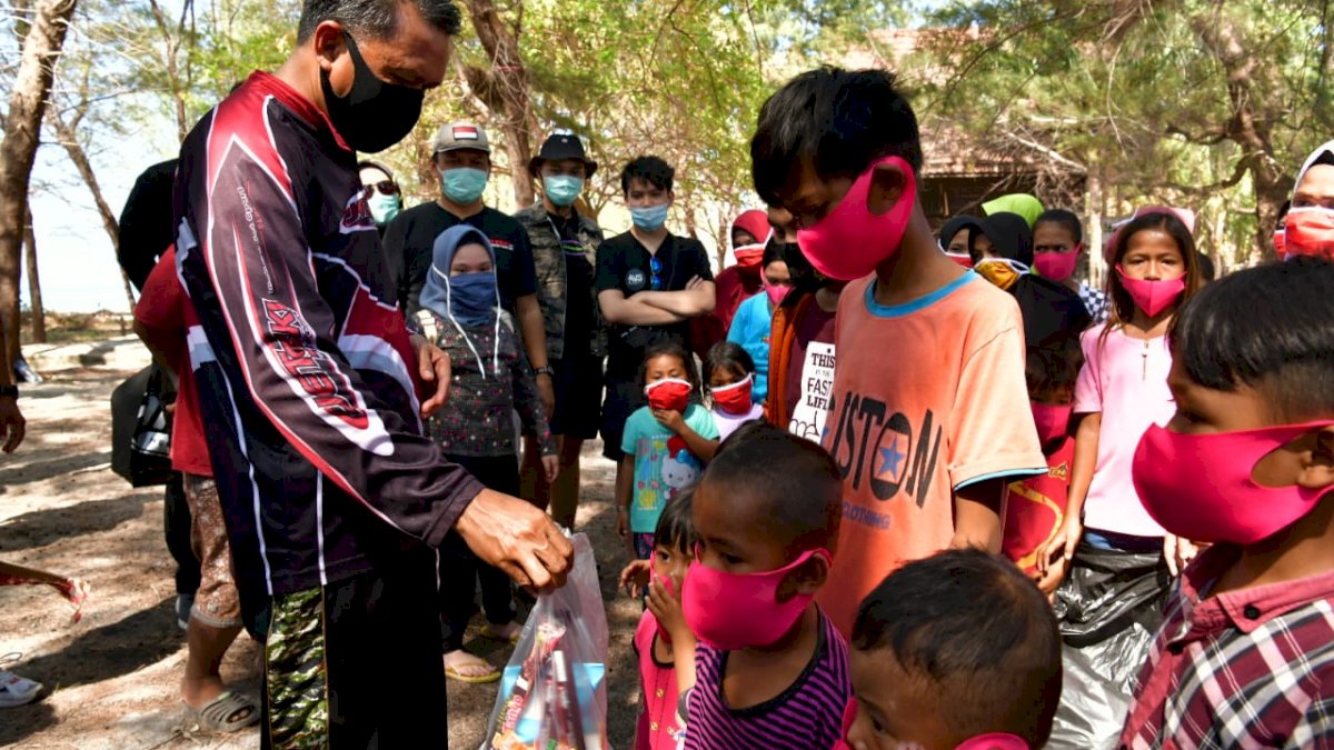 Begini Cara Nurdin Didik Anak Pulau Tentang Bahaya Sampah Plastik