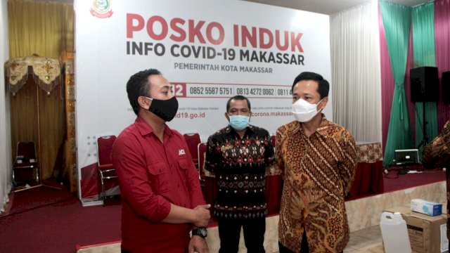 Pj Wali Kota Makassar Rudy Djamaluddin menerima bantuan dari Kawan Lama Foundation di Posko Covid-19. (ist)