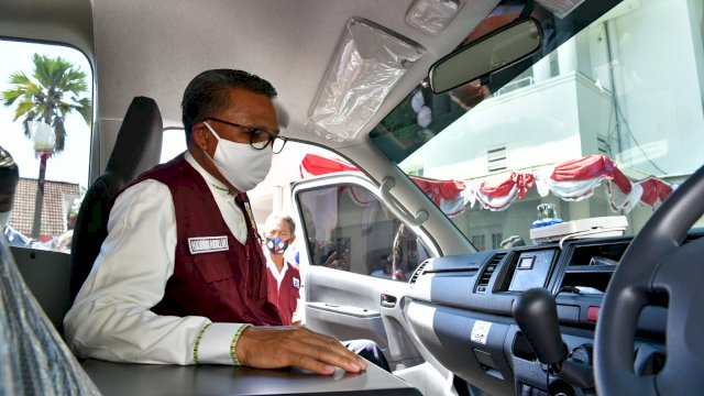 Gubernur Sulsel Nurdin Abdullah melaunching Mobile Combat PCR Covid-19. (ist)