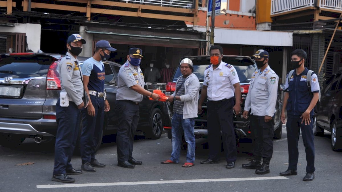 Antisipasi Jukir Liar, Dishub Bagikan Pengenal Rompi dan Topi