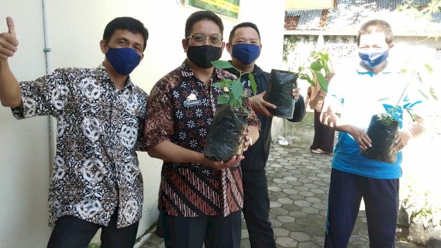 Pembagian bibit cabai oleh Dinas Ketahanan Pangan Parepare. (ist)